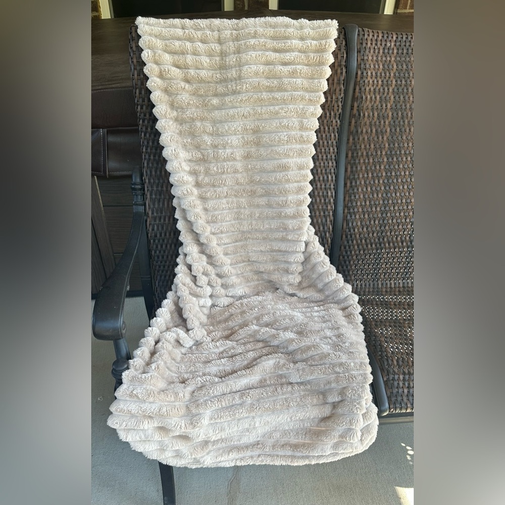 NWOT Bedsure Soft Throw